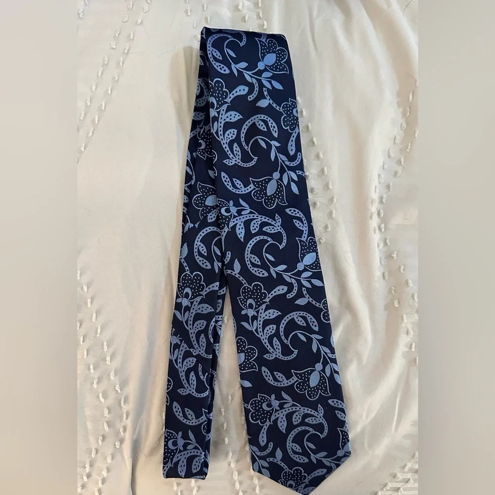 Paul Fredrick blue floral/paisley 100% silk tie